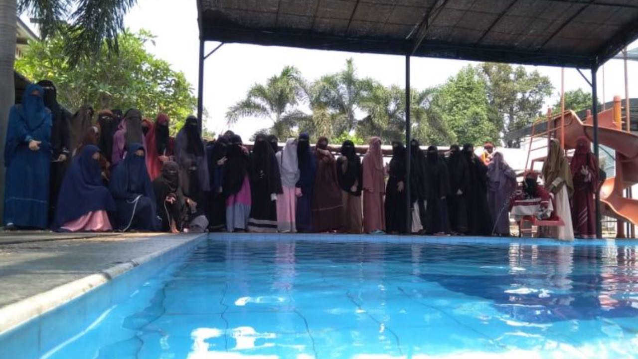 akhwat berenang 2